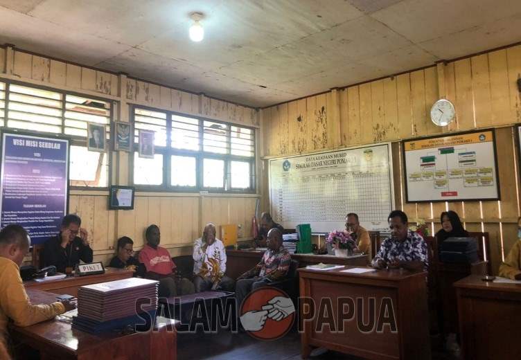 Kunker Ke SDN 1 Poumako, Komisi C DPRD Mimika Prihatin Melihat Kondisi Sekolah