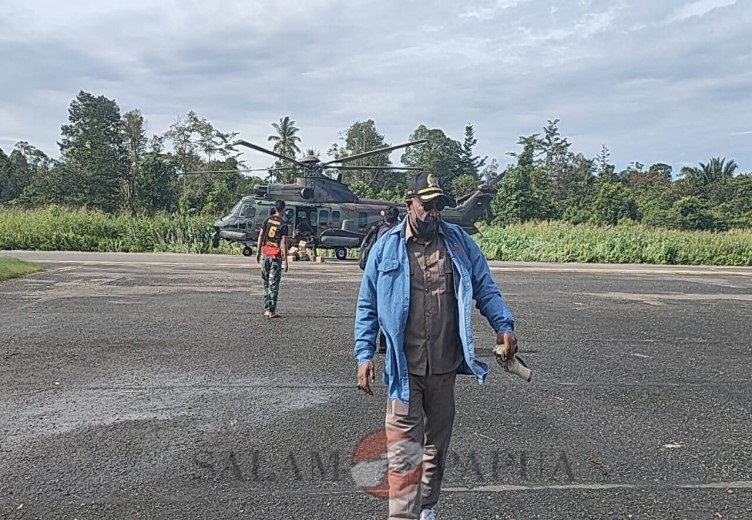 Ketua DPRD Mimika Anton Bukaleng dan rombongan saat tiba di lapangan terbang Agimuga (Foto:salampapua.com/Acik)