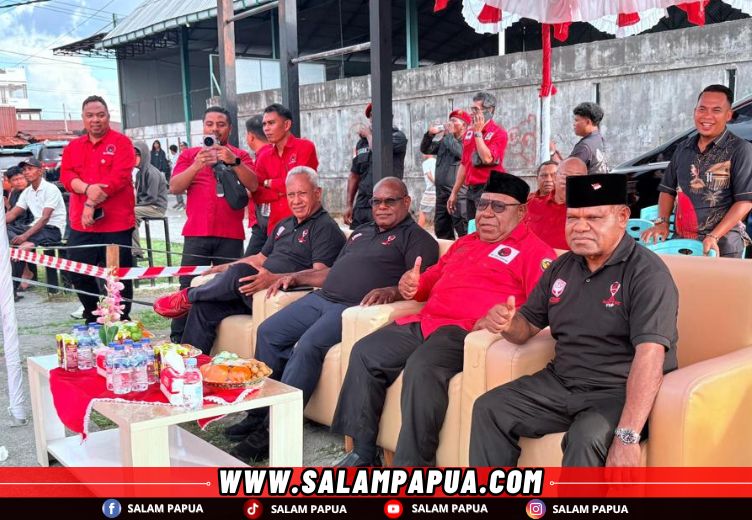 Gubernur Papua Tengah Meki Fritz Nawipa (duduk kedua dari kiri) bersama Ketua DPP PDI Perjuangan Bidang Kehormatan Partai Komarudin Watubun (duduk ujung kiri), Ketua DPD PDI Perjuangan Provinsi Papua Tengah Yuni Wonda (duduk ujung kanan), dan Wakil Bupati Mimika Emanuel Kemong (duduk kedua dari kanan) saat menyaksikan laga perdana Turnamen Bola Basket Banteng Cup 2025 (salampapua.com/Evita)