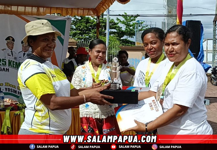 Ketua PYCH menyerahkan hadiah kepada pemenang lomba gerak jalan (salampapua.com/Acik)