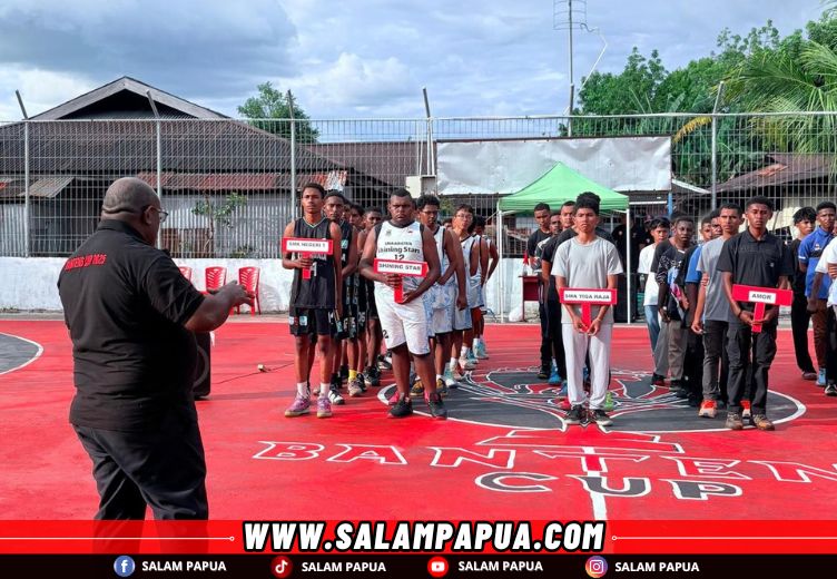 Gubernur Papua Tengah, Meki Fritz Nawipa saat membuka Turnamen Bola Basket Banteng Cup 2025 (salampapua.com/Evita)