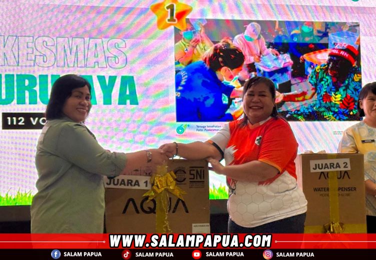 Penyerahan hadiah kepada Puskesmas Mapurjaya yang mendapatkan poin terbanyak pada pameran foto kesehatan di Ballroom Hotel Serayu, Timika (salampapua.com/Evita)