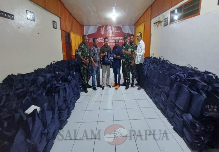 Foto bersama di sekeliling 1.150 Bansos PTFI yang diserahkan kepada PPAD (Foto:salampapua.com/JR)