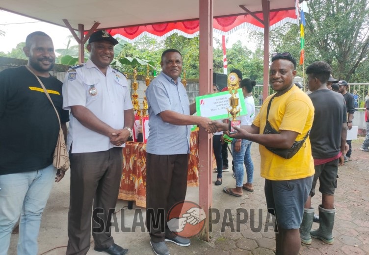 Penyerahan hadiah juara 1 lomba gaplek (Foto:salampapua.com/Acik)