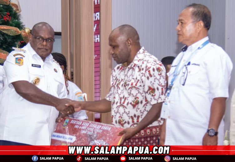 Penyerahan bantuan secara simbolis oleh Gubernur Papua Tengah Meki Fritz Nawipa (salampapua.com/Foto: Humas Pemprov Papua Tengah)