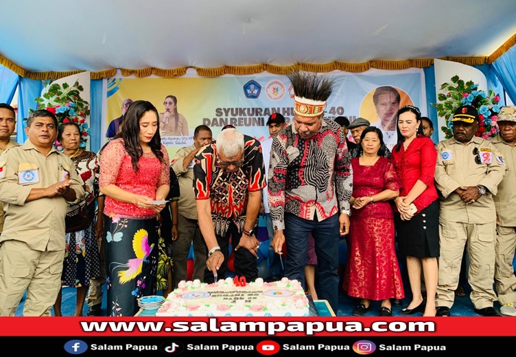 Pemotongan kue HUT ke-40 SD Koperapoka 1 Mimika oleh Bupati Mimika Johannes Rettob didampingi Ketua Umum Panitia Gregorius Okoare dan Kepala SD Koperapoka 1 Mimika Margarita Abraham (salampapua.com/Evita)