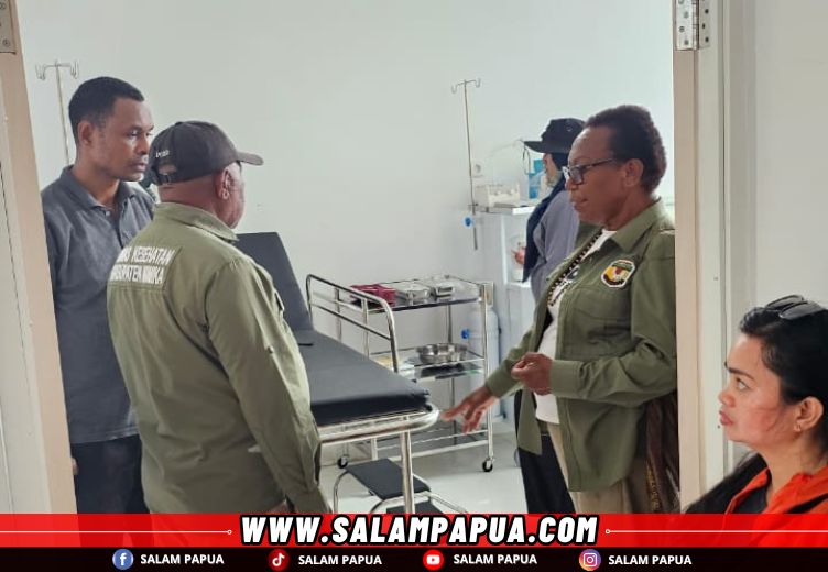 Kepala Bidang Pelayanan Kesehatan (Yankes) Martina Siska Magai bersama petugas kesehatan proses penilaian akreditasi pada fasilitas kesehatan di Puskesmas Amar (salampapua.com/Foto Dokumen Dinkes)