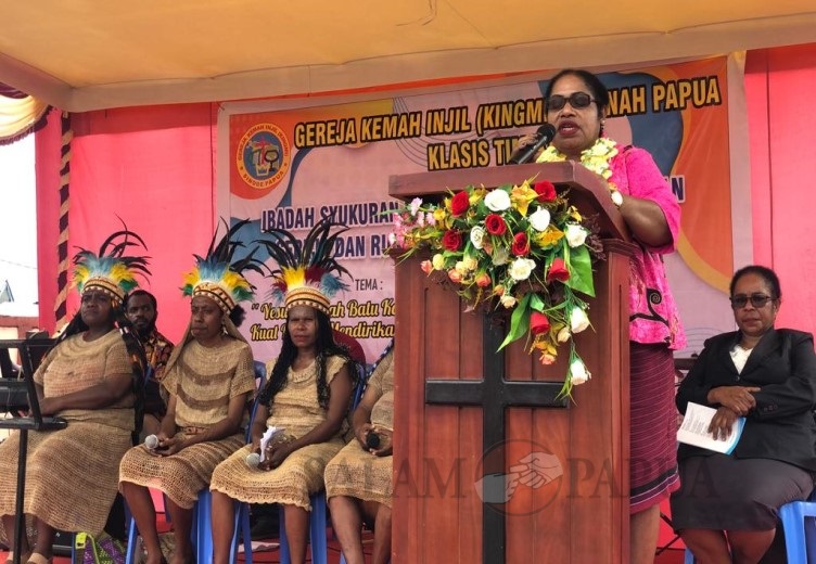 Sambutan oleh Staf Ahli Bidang Kesejahteraan Rakyat dan SDM Setda Mimika, Bertha Beanal (Foto:salampapua.com/Evita)