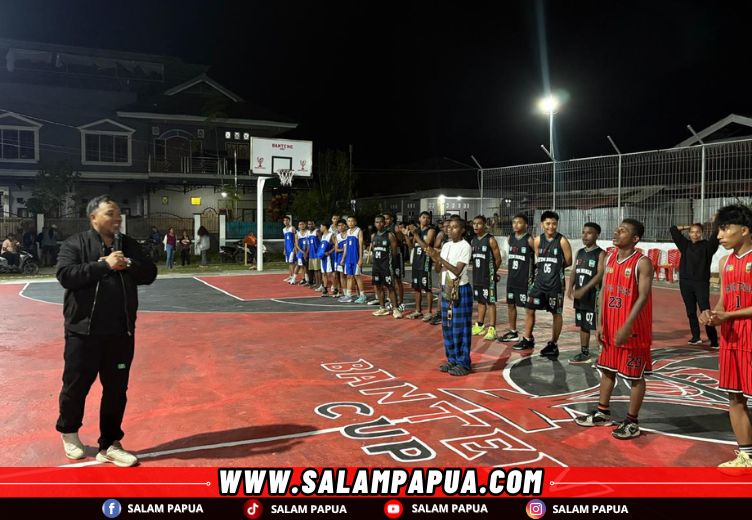 Sambutan Ketua DPC PDI Perjuangan Kabupaten Mimika yang juga merupakan Ketua Fraksi PDI Perjuangan DPRK Mimika, Adrian Andhika Thie, mewakili Gubernur Papua Tengah Meki Fritz Nawipa, pada penutupan Turnamen Bola Basket Banteng Cup 2025 (salampapua.com/Evita)