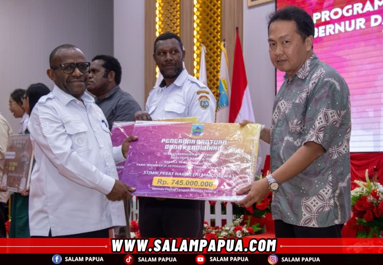 Penyerahan bantuan secara simbolis (salampapua.com/Foto: Humas Pemprov Papua Tengah)
