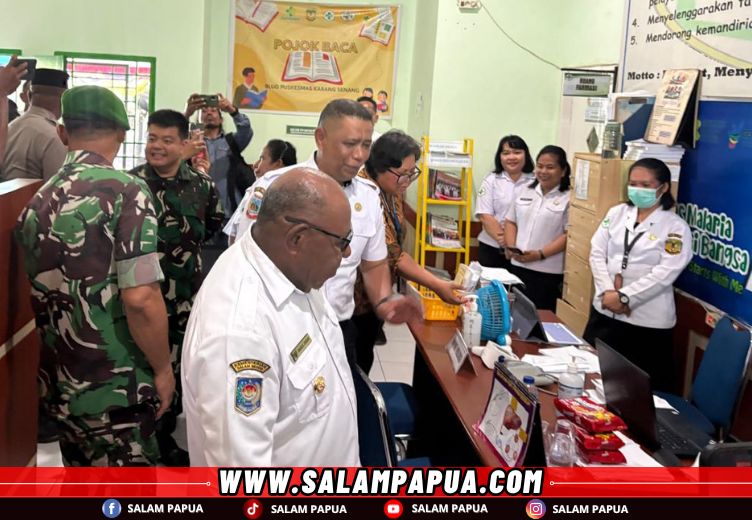 Pengecekkan fasilitas kesehatan di Puskesmas Karang Senang oleh Wakil Bupati Mimika Emanuel Kemong bersama Kadinkes Mimika Reynold Ubra (salampapua.com/Evita)