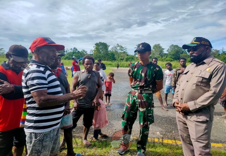 Masyarakat Agimuga menyambut kedatangan Ketua DPRD Mimika Anton Bukaleng (Foto:salampapua.com/Acik)
