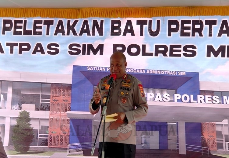 KAPOLDA PAPUA LAKUKAN PELETAKAN BATU PERTAMA UNTUK PEMBANGUNAN GEDUNG SATPAS SIM POLRES MIMIKA DAN RS BHAYANGKARA TINGKAT IV