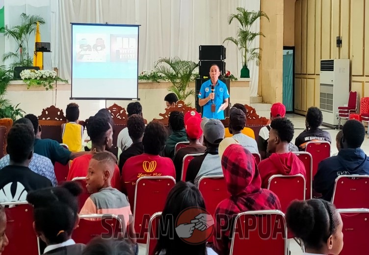 Kepala BNNK Mimika, Kompol Mursaling saat memberikan materi tentang bahaya Narkoba kepada anak-anak (Foto:salampapua.com/Acik)