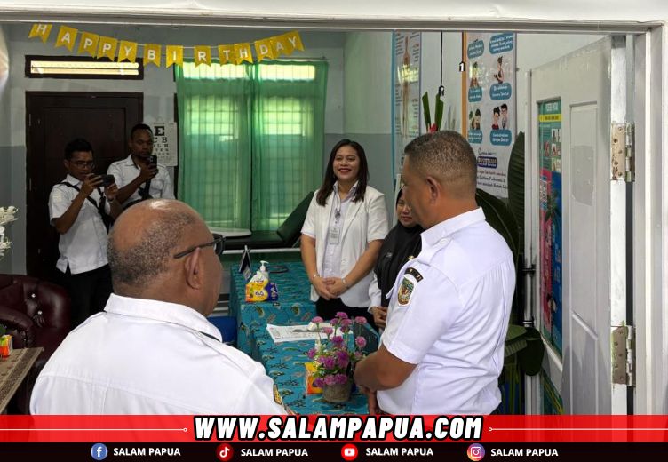 Pengecekan fasilitas MCU gratis oleh oleh Wakil Bupati Mimika Emanuel Kemong bersama Kadinkes Mimika Reynold Ubra (salampapua.com/Evita)