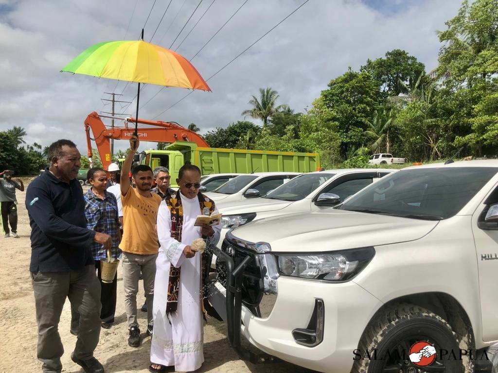 PT PUTRA OTOMONA JAYA GELAR PEMBERKATAN 13 UNIT KENDARAAN BARU