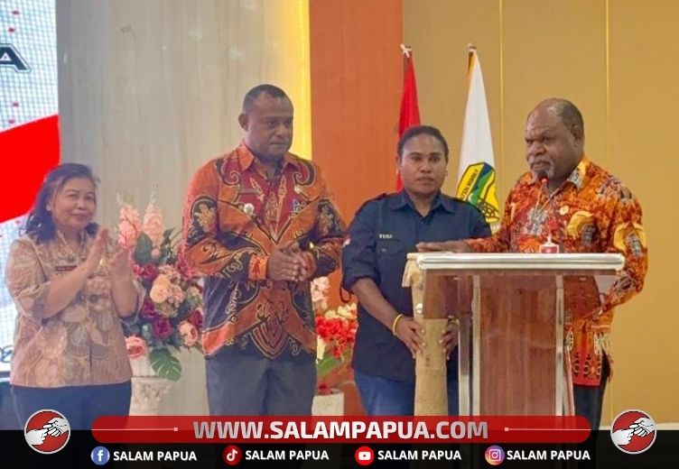 Pembukaan Musrenbang Distrik Kwamki oleh Staf Ahli Bidang Ekonomi dan Pembangunan Setda Mimika, Firon Balinol Mom, didampingi Kepala Bappeda Yohana Paliling dan Kepala Distrik Kwamki Narama Edwin Hanuebi (salampapua.com/Evita)