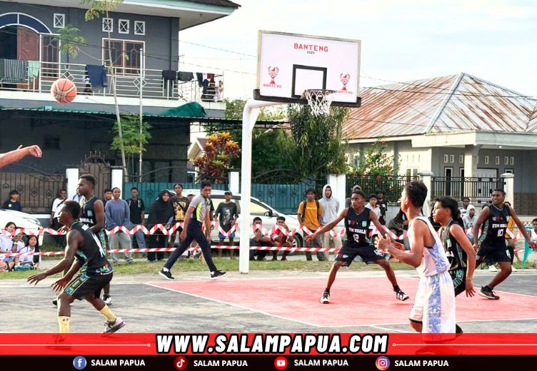 Pertandingan perdana Turnamen Bola Basket Banteng Cup 2025 (salampapua.com/Evita)