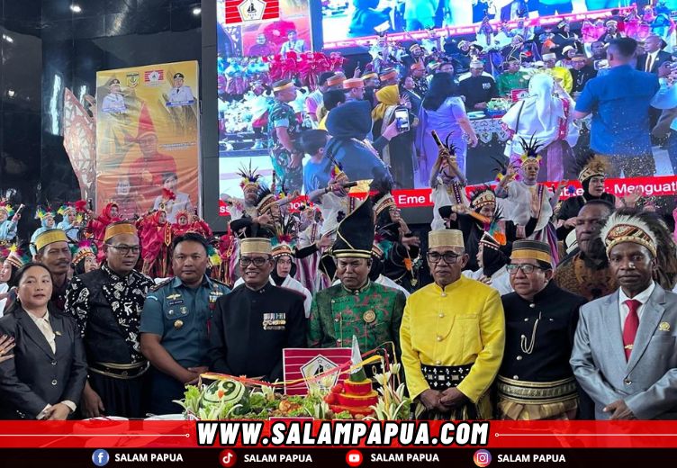 Foto bersama sebelum pemotongan tumpeng pada HUT KKSS ke-49 (salampapua.com/Evita)