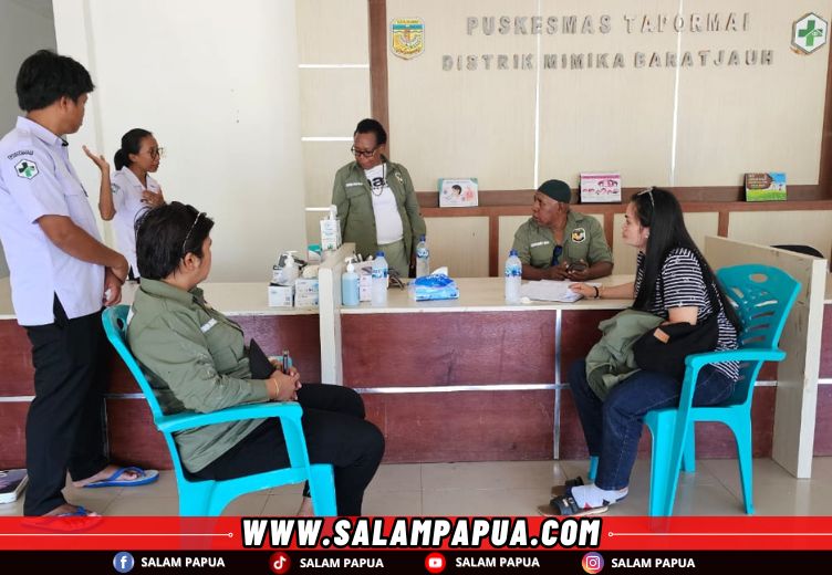 Kepala Bidang Pelayanan Kesehatan (Yankes) Martina Siska Magai bersama petugas kesehatan saat proses penilaian akreditasi pada fasilitas kesehatan di Puskesmas Tapormai (salampapua.com/Foto Dokumen Dinkes)