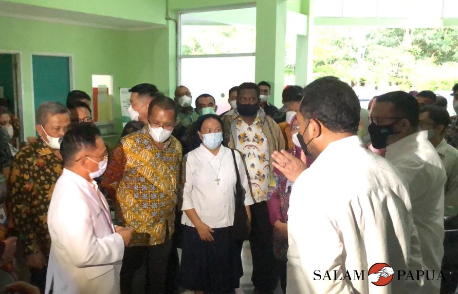 Rombongan anggota Komisi IX DPR RI saat berbincang dengan perwakilan dari PT Freeport Indonesia didampingi Direktur dan jajaran dokter RSMM Timika (Foto:salampapua.com/Evita)