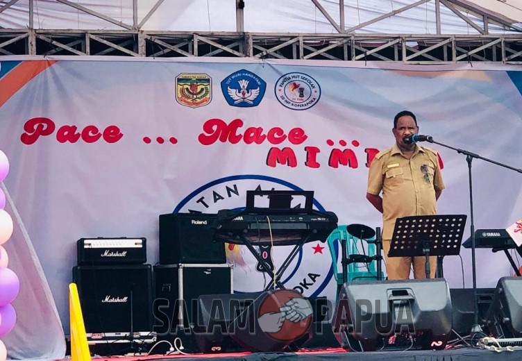 Plt Kepala Dinas Pendidikan Kabupaten Mimika, Willem Naa saat menyampaikan sambutan Pj Bupati Mimika (Foto:salampapua.com/Evita)