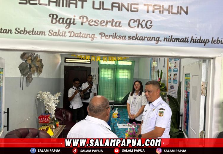 Pelaksanaan MCU Gratis di Puskesmas Karang Senang yang dihadiri Wakil Bupati Emanuel Kemong bersama Kepala Dinas Kesehatan Mimika, Reynold Rizal Ubra (salampapua.com/Evita)