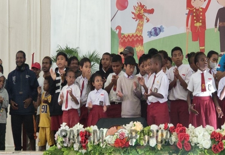 150 anak sebagai peserta kegiatan saat bersama-sama menyanyikan lagu selamat ulang tahun peringati Hari Anak Nasional ke-39 (Foto:salampapua.com/Acik)