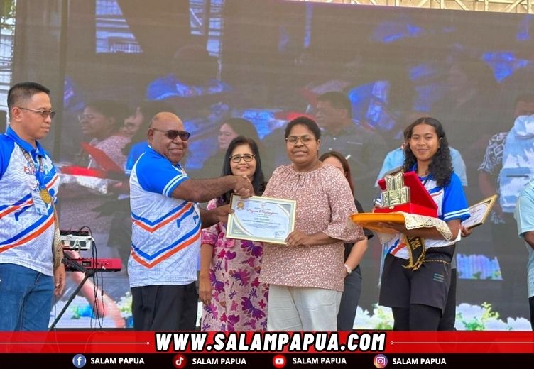 Pemberian penghargaan bagi WP teladan oleh Wakil Bupati Mimika Emanuel Kemong (salampapua.com/Evita)