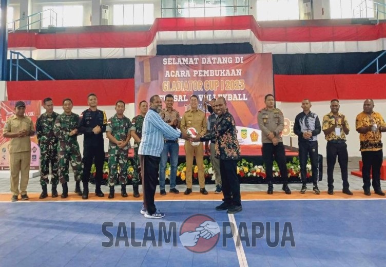 Pembukaan turnamen Futsal dengan pemberian bola kepada wasit Futsal (Foto:salampapua.com/Evita)