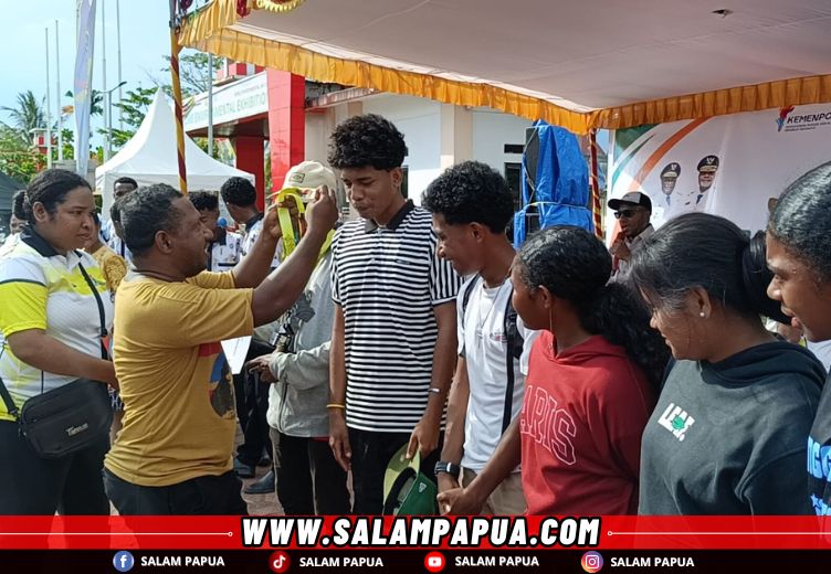 Sekretaris panitia penyelenggara PYCH menyerahkan hadiah kepada juara II Yosim Pancar (salampapua.com/Acik)