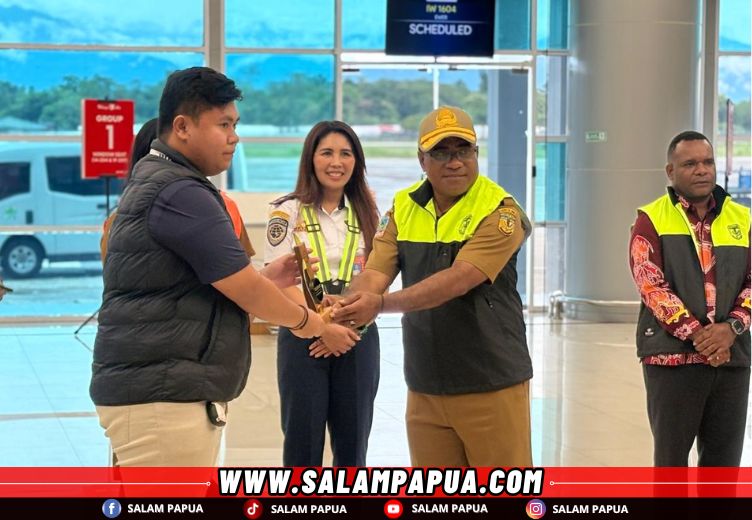 Pemberian plakat dari Asisten I Bidang Kesejahteraan Rakyat, Sekretariat Daerah Mimika, Ananias Faot, kepada pihak operator PT Bunga Persada (salampapua.com/Evita)