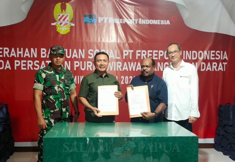 VP Community Relation PTFI Nathan Kum (kedua dari kanan) dan Wasekjen PPAD Pusat Brigjen TNI Purnawirawan Bambang Irianto (kedua dari kiri) saat menunjukkan berita acara yang telah ditandatangani (Foto:salampapua.com/Acik)