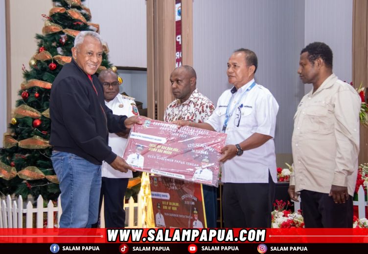 Penyerahan bantuan secara simbolis oleh Anggota DPR RI Komarudin Watubun (salampapua.com/Foto: Humas Pemprov Papua Tengah)