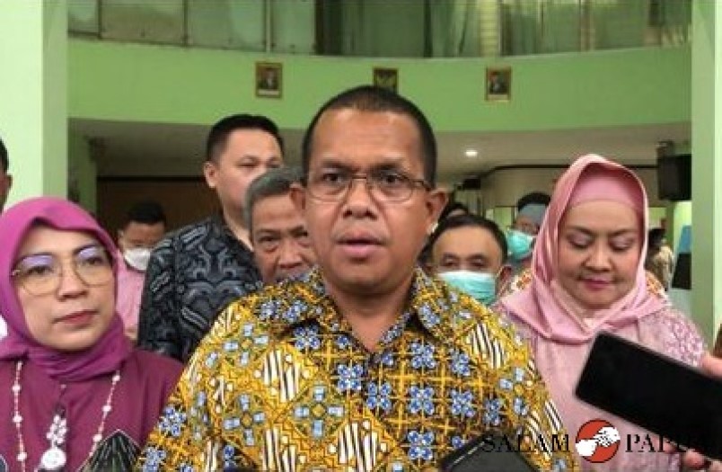 Ketua Tim Komisi IX DPR RI Emanuel Melkiades Laka Lena saat memberi pernyataan kepada wartawan setelah mengunjungii RSMM Timika (Foto:salampapua.com/Evita)