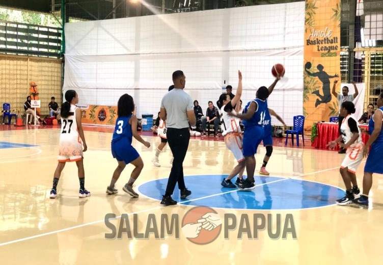 Situasi pertandingan tim Basket Putri YPMAK Vs Sandvik (Foto:salampapua.com/Evita)