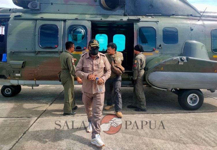 Ketua DPRD Mimika Anton Bukaleng saat tiba kembali di bandara Mosez Kilangin Timika (Foto:salampapua.com/Acik)