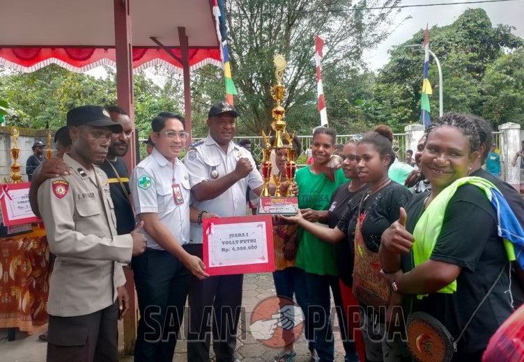 Kepala Puskesmas Kwamki menyerahkan hadiah dan piala kepada juara 1 tim voli putri (Foto:salampapua.com/Acik)