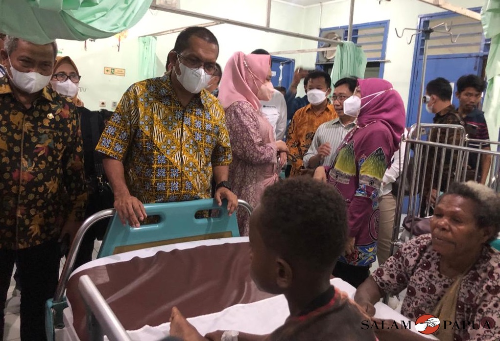 Rombongan anggota Komisi IX DPR RI saat melihat pasien anak terkena malaria di RSMM Timika (Foto:salampapua.com/Evita)