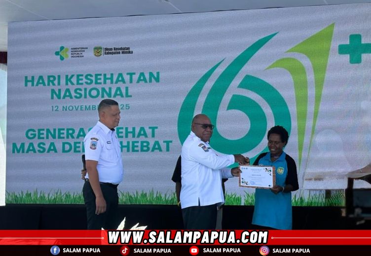 Penyerahan sertifikat MCU kepada masyarakat (salampapua.com/Evita)