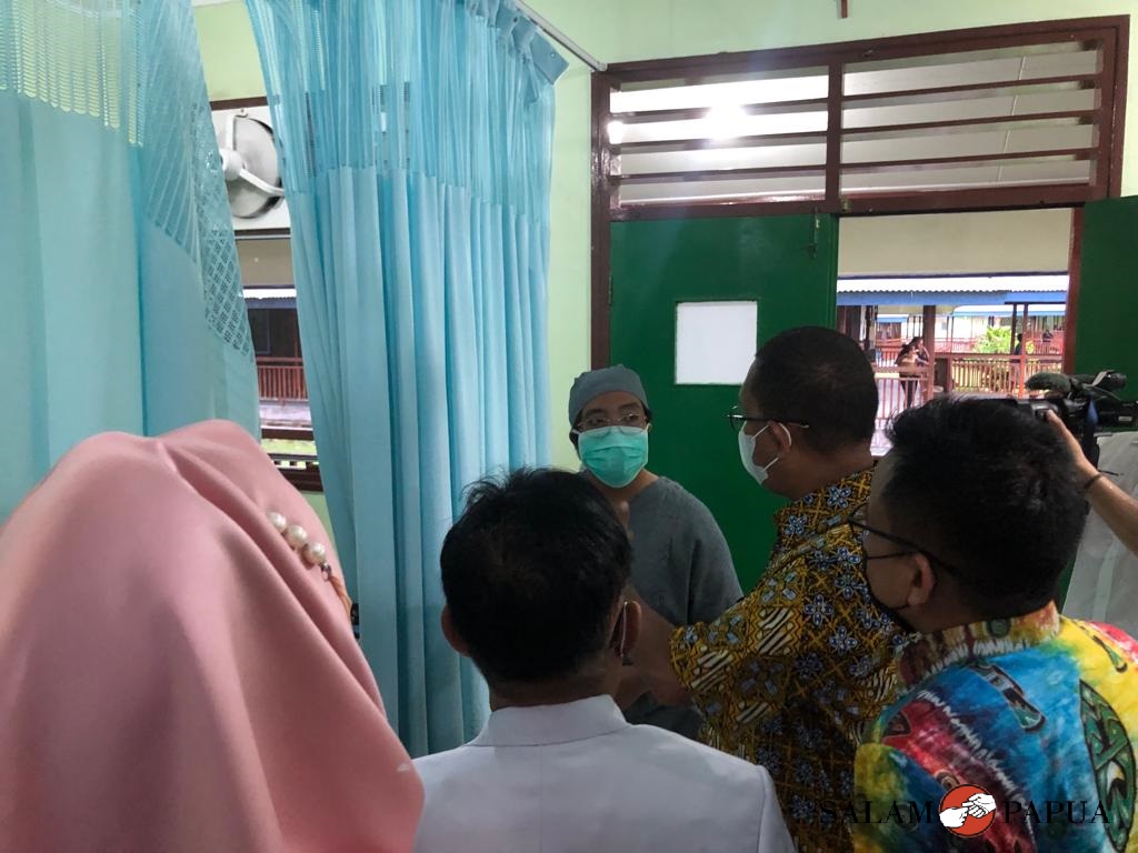 Rombongan anggota Komisi IX DPR RI saat melihat ruangan perawatan theresia di RSMM Timika (Foto:salampapua.com/Evita)