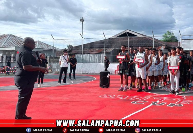 Gubernur Papua Tengah, Meki Fritz Nawipa saat membuka Turnamen Bola Basket Banteng Cup 2025 (salampapua.com/Evita)