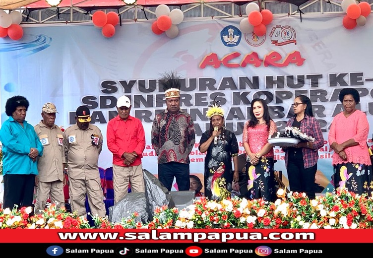 Pelepasan Purnatugas guru Mince Yepese (salampapua.com/Evita)