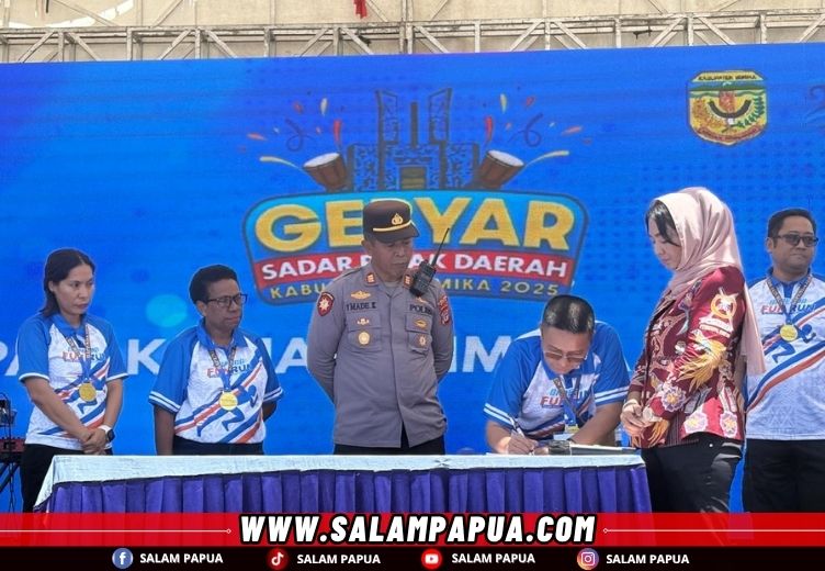 Penandatanganan berita acara pemberian undian oleh Kepala Bapenda Dwi Cholifah (salampapua.com/Evita)