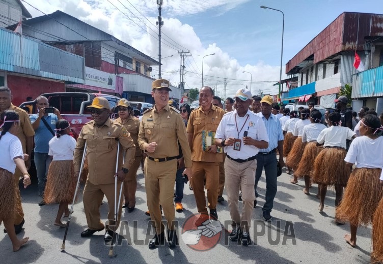 Pemkab Mimika Melalui Dinas PUPR Salurkan Air Bersih Bagi Warga