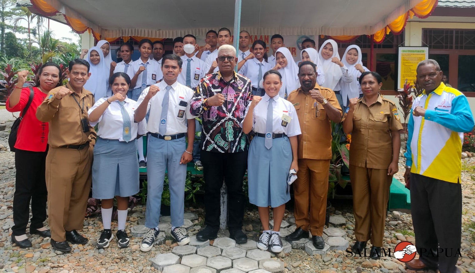 PLT KEPALA DINAS PENDIDIKAN MIMIKA PANTAU PELAKSANAAN UJIAN SEKOLAH SMA/SMK