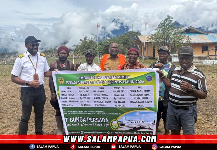 Foto bersama pilot dengan masyarakat saat memberikan jadwal terbang perintis di Lapangan Terbang (Lapter) Tsinga, Distrik Tembagapura, Senin (9/2/2026) (salampapua.com/Evita)