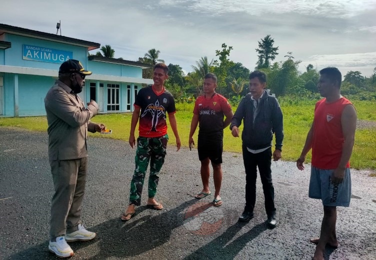 Beberapa personel Koramil Agimuga berbincang dengan Ketua DPRD Mimika terkait Kamtibmas di Agimuga (Foto:salampapua.com/Acik)