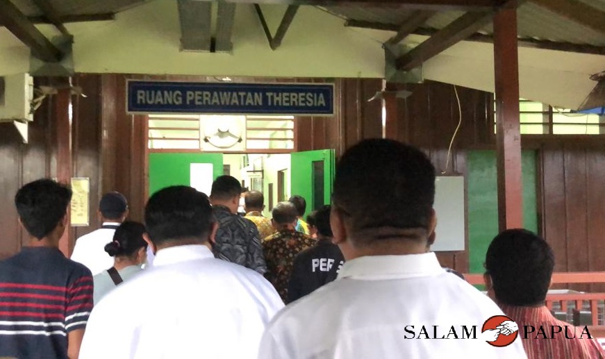 Rombongan anggota Komisi IX DPR RI menuju ruangan perawatan theresia di RSMM Timika (Foto:salampapua.com/Evita)