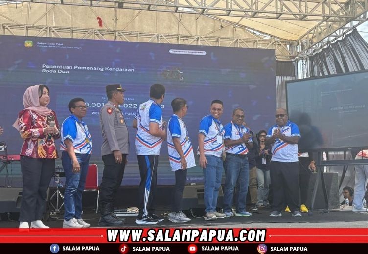 Penarikan undian berhadiah bagi pembayar pajak yang dilakukan Wakil Bupati Mimika Emanuel Kemong (salampapua.com/Evita)